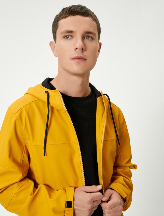   Ветровка мужская Slim Fit с капюшоном и молнией